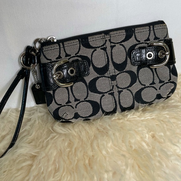 Coach Black Signature Buckle Wristlet - Picture 1 of 6